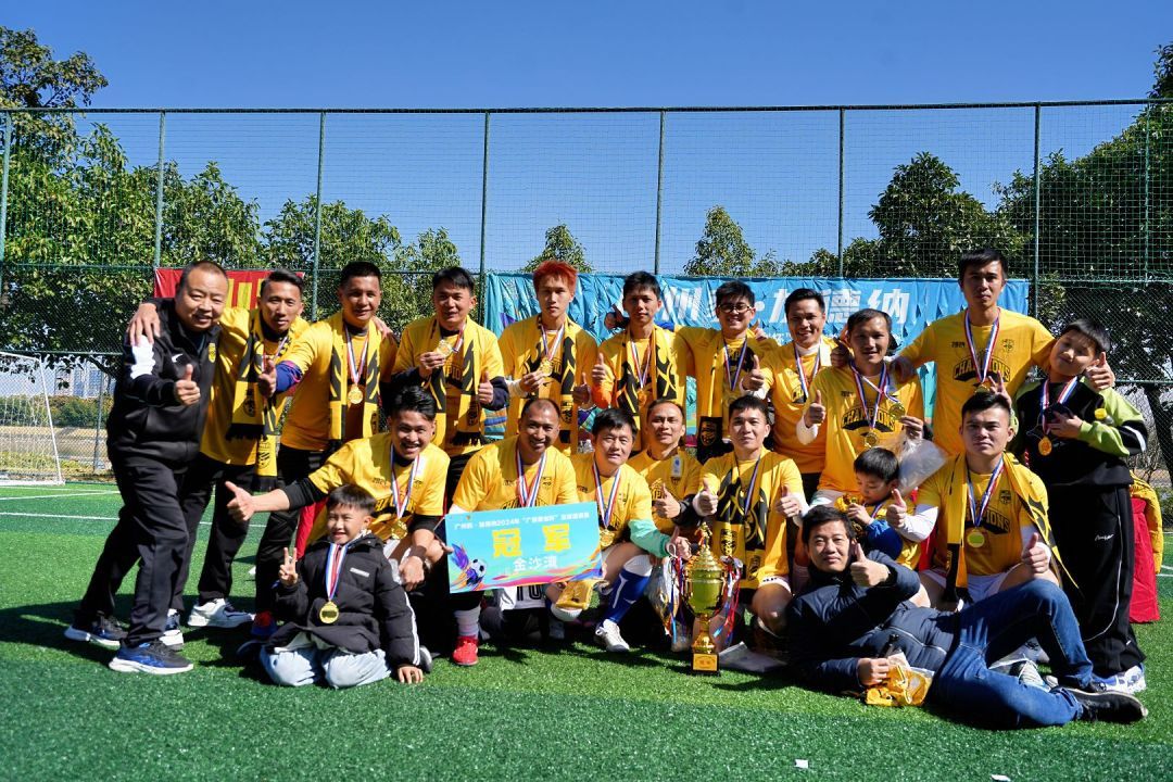 足球比赛展现球员激情，感染现场观众的简单介绍