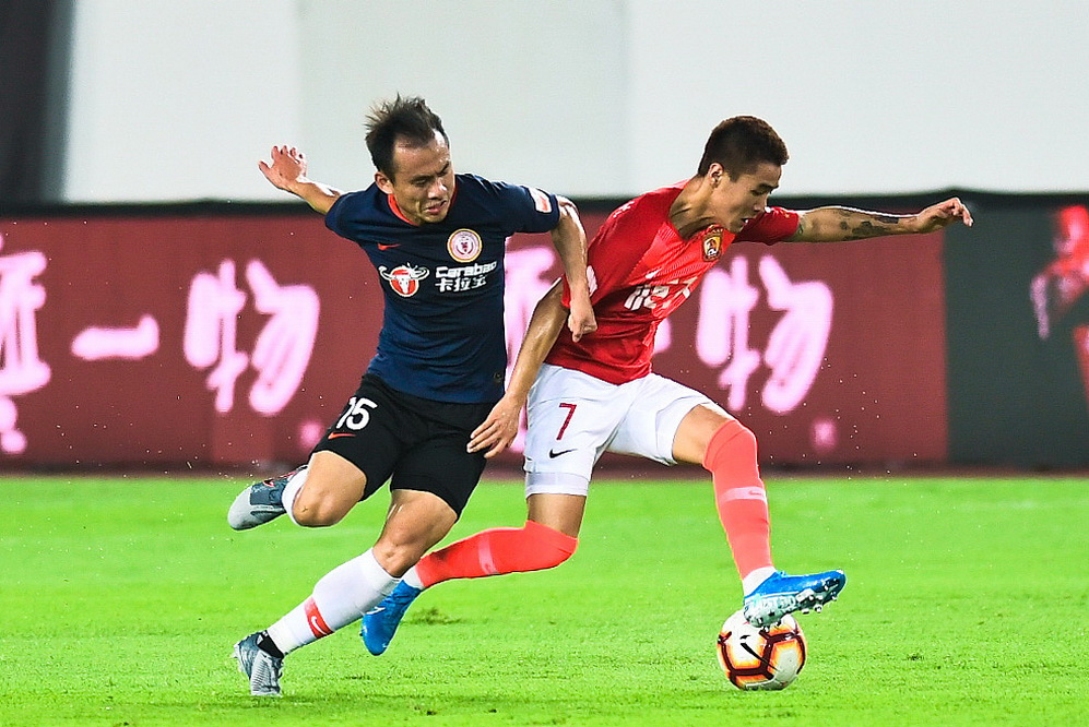 关于恒大豪取连胜，稳居积分榜榜首的信息