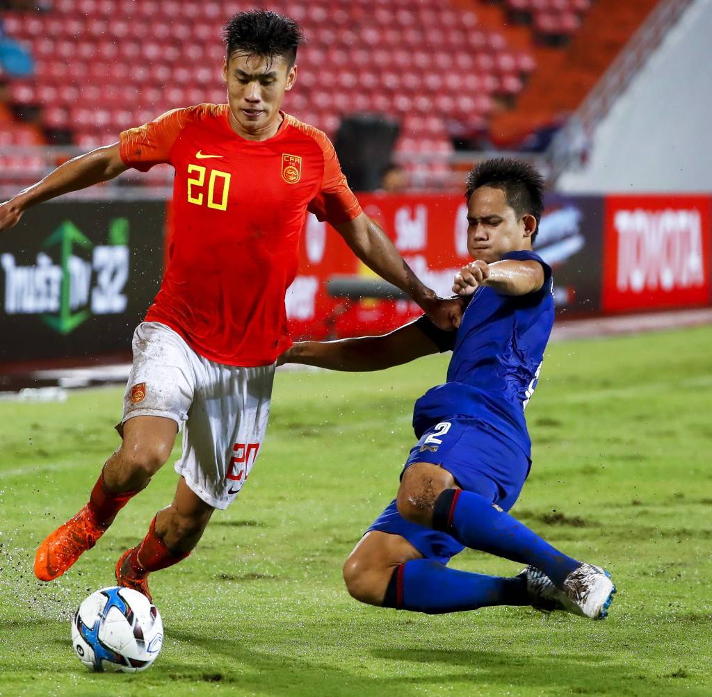 包含亚洲足球盛事拉开帷幕，球员斗志昂扬的词条