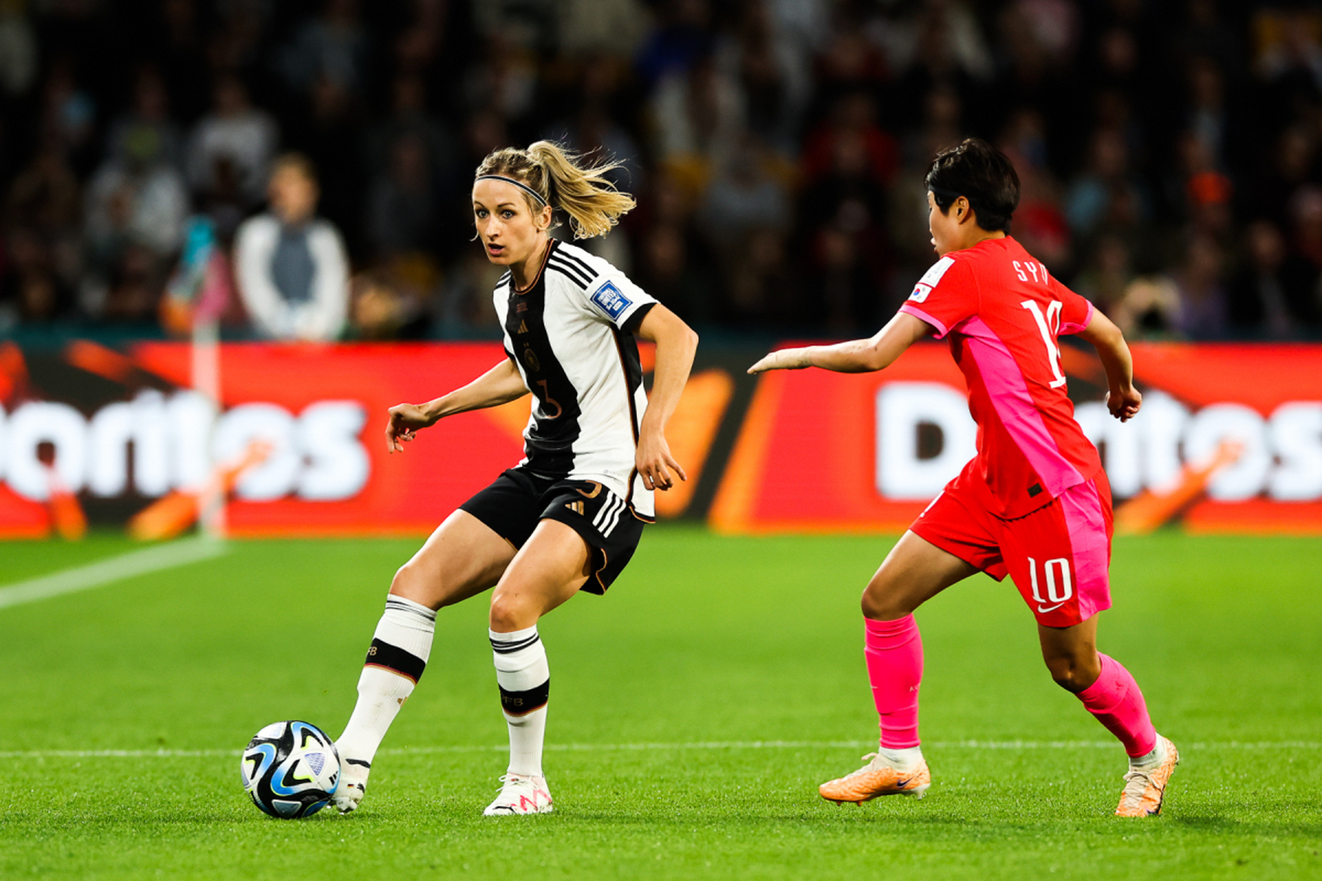 德国女足队员表现不俗，引发赞誉之声的简单介绍