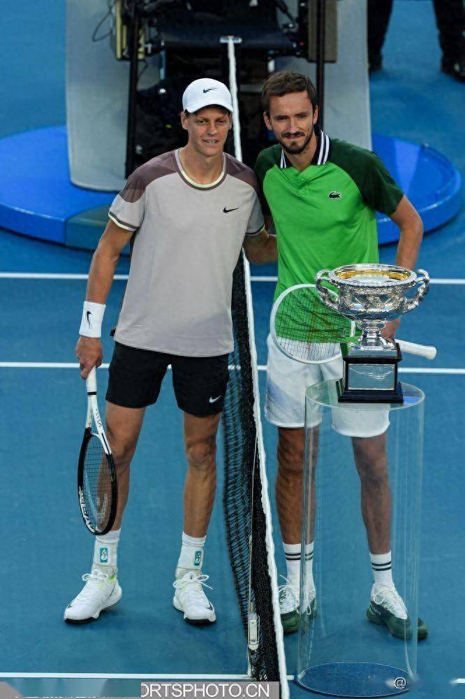 包含澳大利亚网球队完胜日本网球队，梅德韦杰夫关键制胜的词条