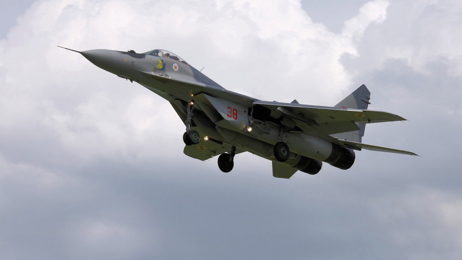 当红黑条纹遇见蓝白旗帜，AC米兰与法国的宿命对决，以及无处不在的C罗魅影